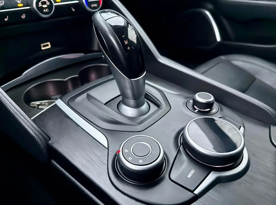 2018 Alfa Romeo Giulia - Image 12 of 18