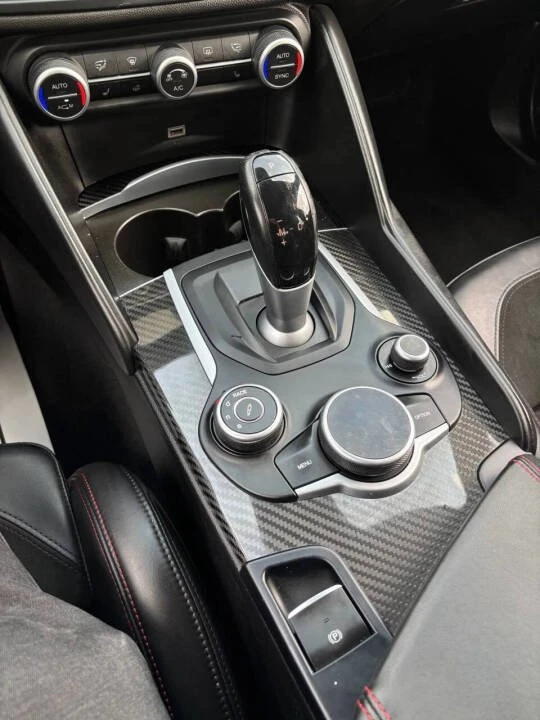 2018 Alfa Romeo Giulia - Image 15 of 20
