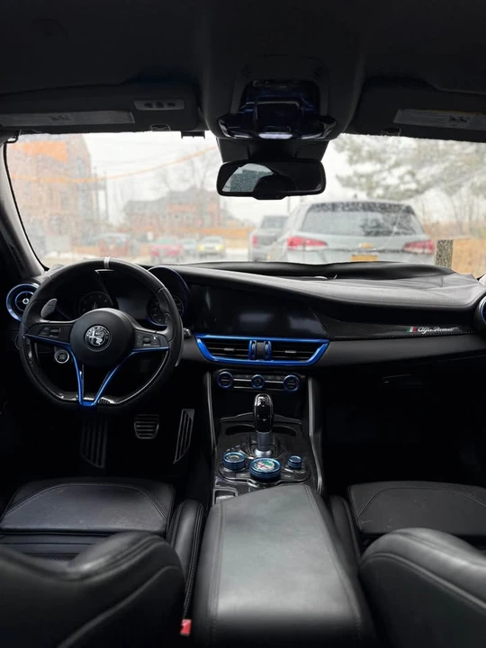 2018 Alfa Romeo Giulia - Image 11 of 17