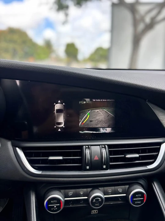 2018 Alfa Romeo Giulia - Image 14 of 15