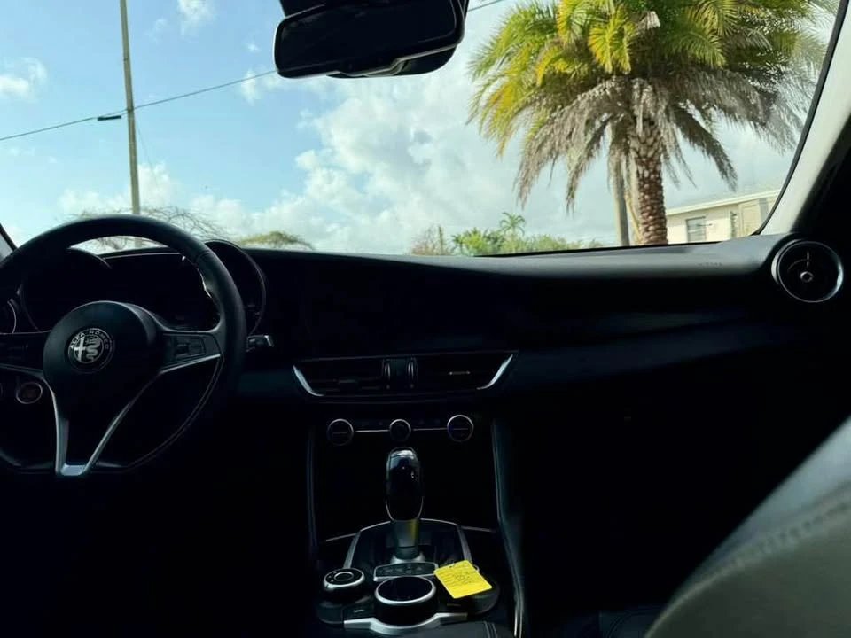 2018 Alfa Romeo Giulia - Image 17 of 17
