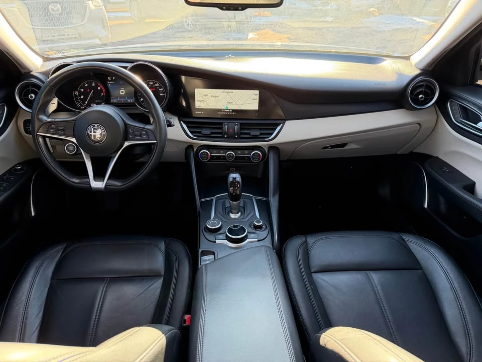 2018 Alfa Romeo Giulia - Image 16 of 20