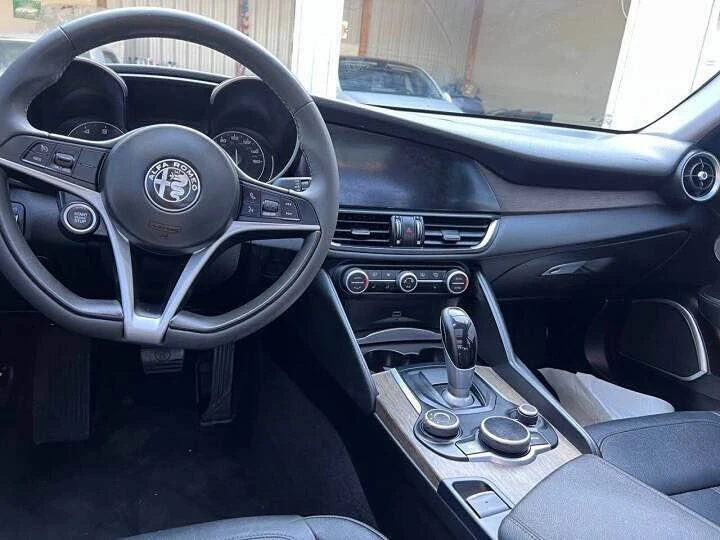 2018 Alfa Romeo Giulia - Image 8 of 16