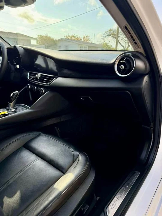 2018 Alfa Romeo Giulia - Image 16 of 17
