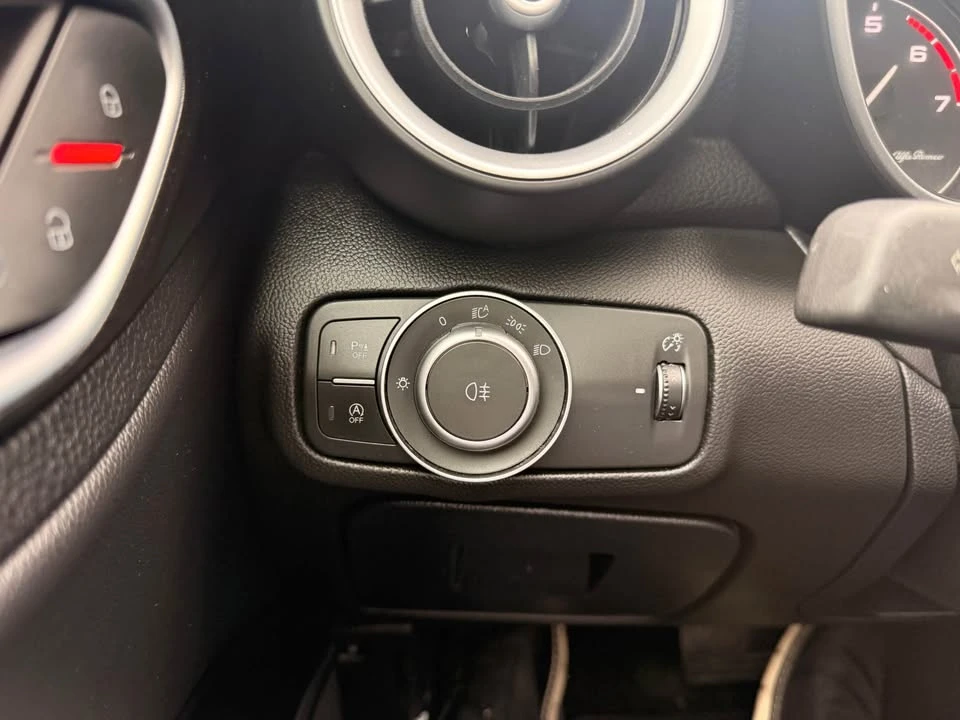 2018 Alfa Romeo Giulia - Image 16 of 17