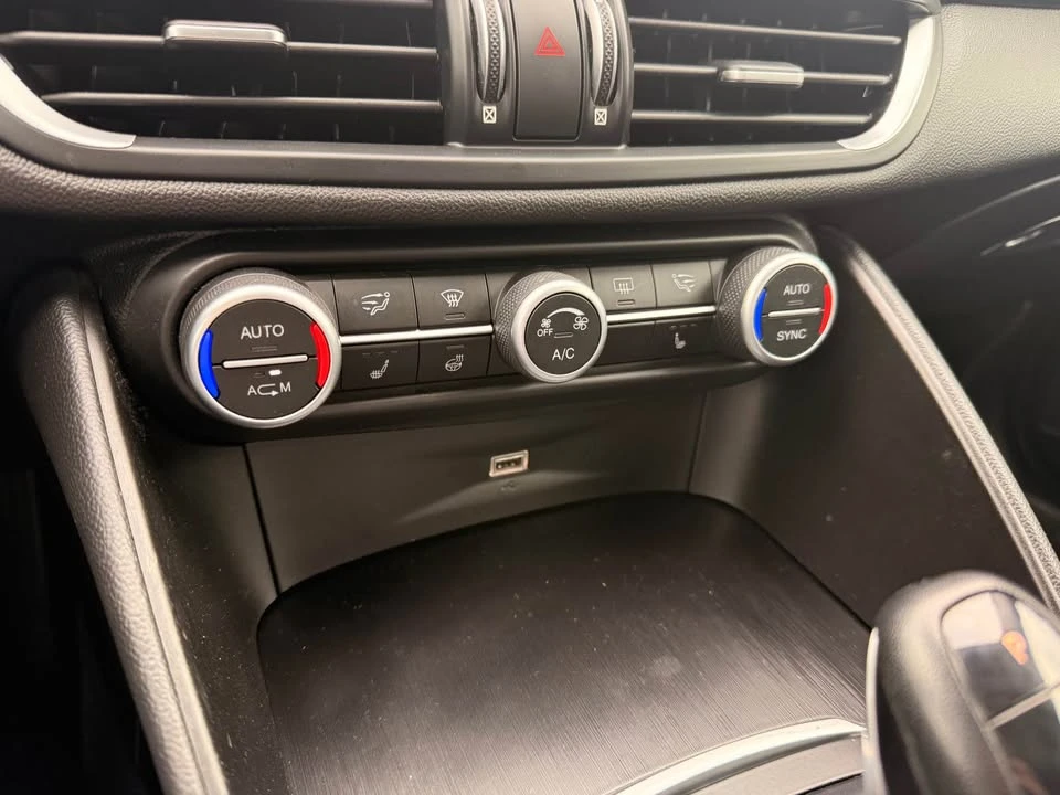 2018 Alfa Romeo Giulia - Image 13 of 17