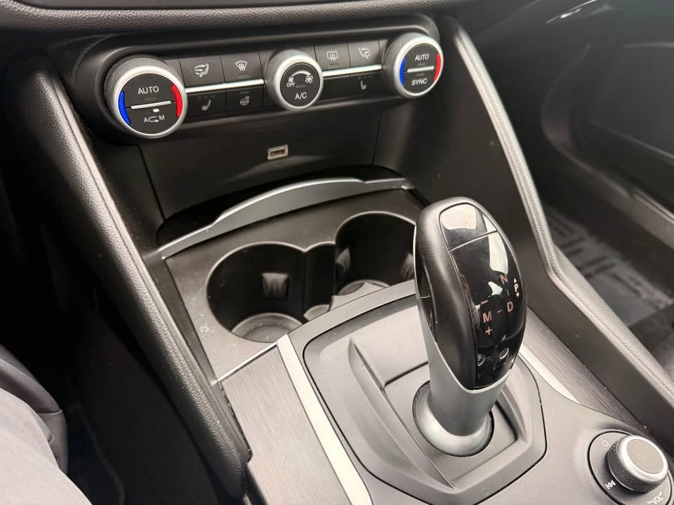 2018 Alfa Romeo Giulia - Image 15 of 17