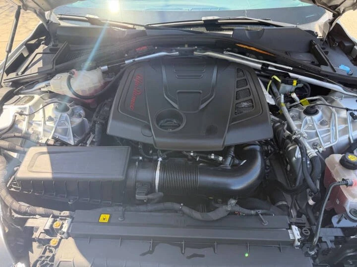 2018 Alfa Romeo Giulia - Image 16 of 18
