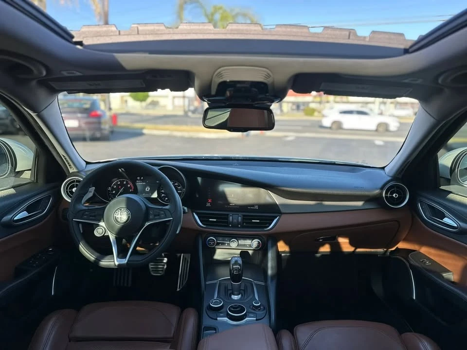 2018 Alfa Romeo Giulia - Image 13 of 19