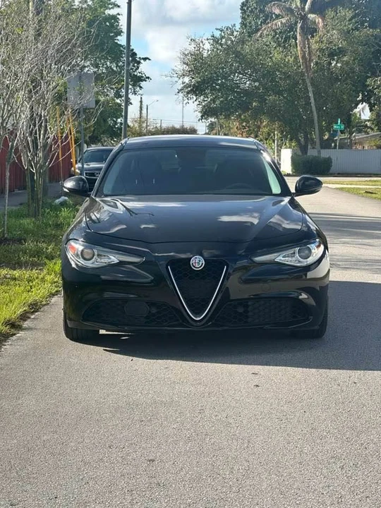 2018 Alfa Romeo Giulia - Image 16 of 17