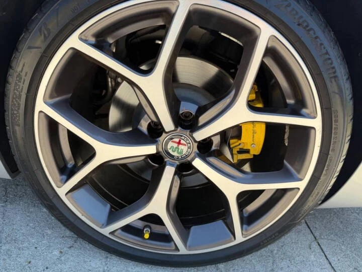 2018 Alfa Romeo Giulia - Image 17 of 18