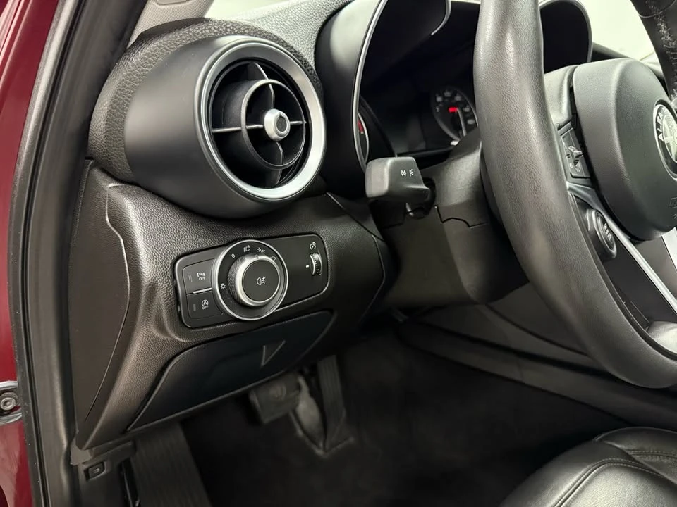 2018 Alfa Romeo Giulia - Image 16 of 20