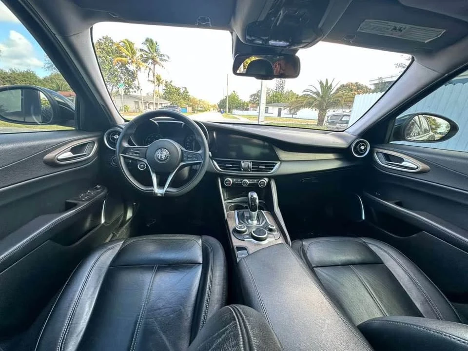 2018 Alfa Romeo Giulia - Image 15 of 17