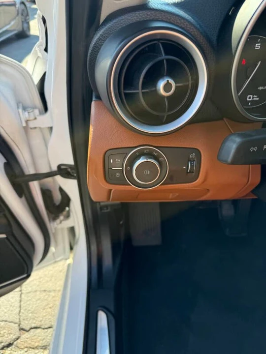 2018 Alfa Romeo Giulia - Image 12 of 20