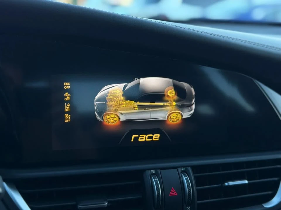 2018 Alfa Romeo Giulia - Image 19 of 20
