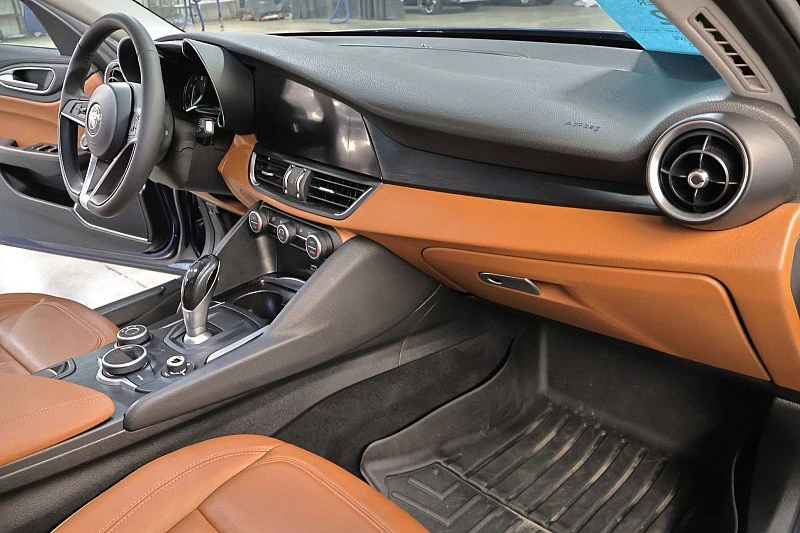 2018 Alfa Romeo Giulia - Image 5 of 15