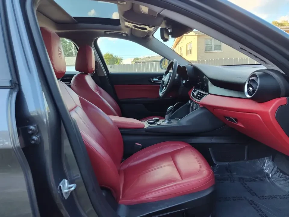 2018 Alfa Romeo Giulia - Image 19 of 20
