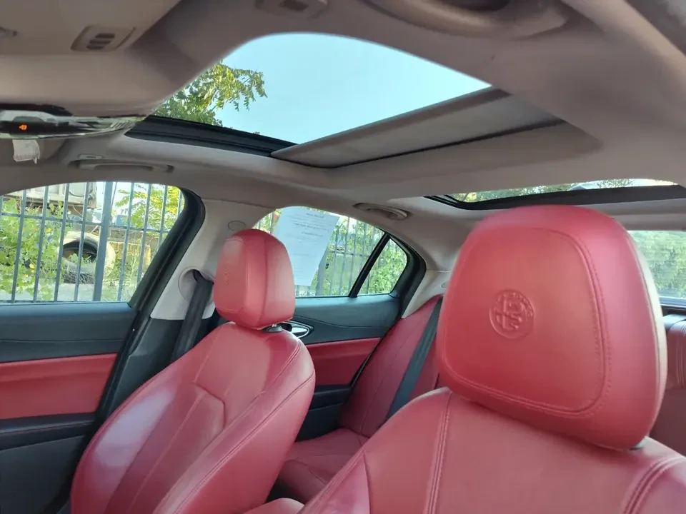 2018 Alfa Romeo Giulia - Image 15 of 20