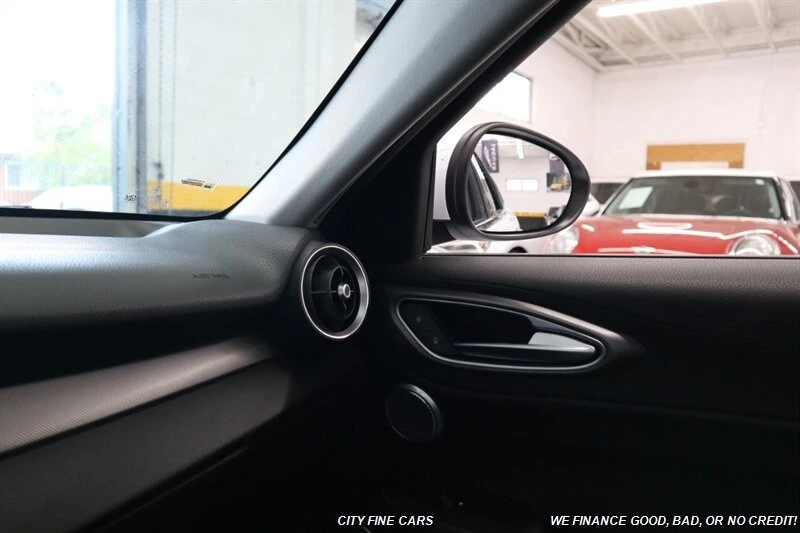 2018 Alfa Romeo Giulia - Image 22 of 28