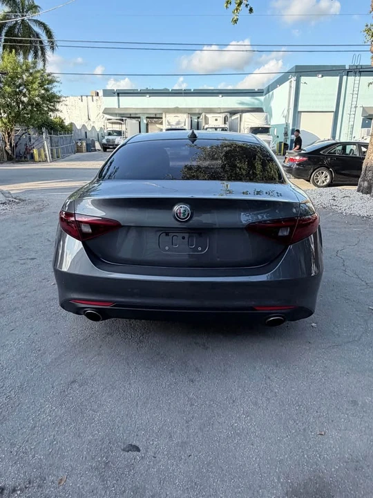 2018 Alfa Romeo - Image 2 of 3
