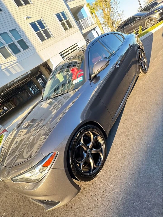 2018 Alfa Romeo Giulia - Image 15 of 18