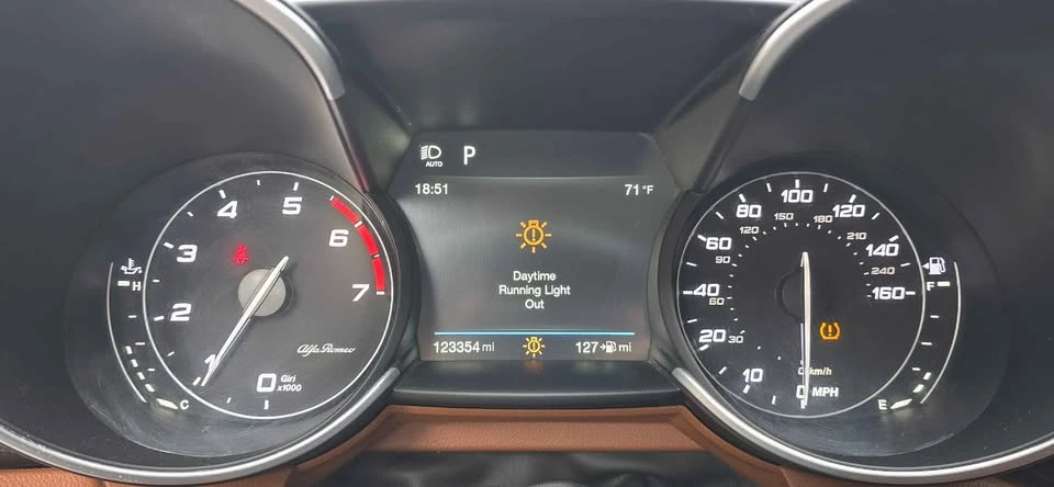 2018 Alfa Romeo Giulia - Image 14 of 18