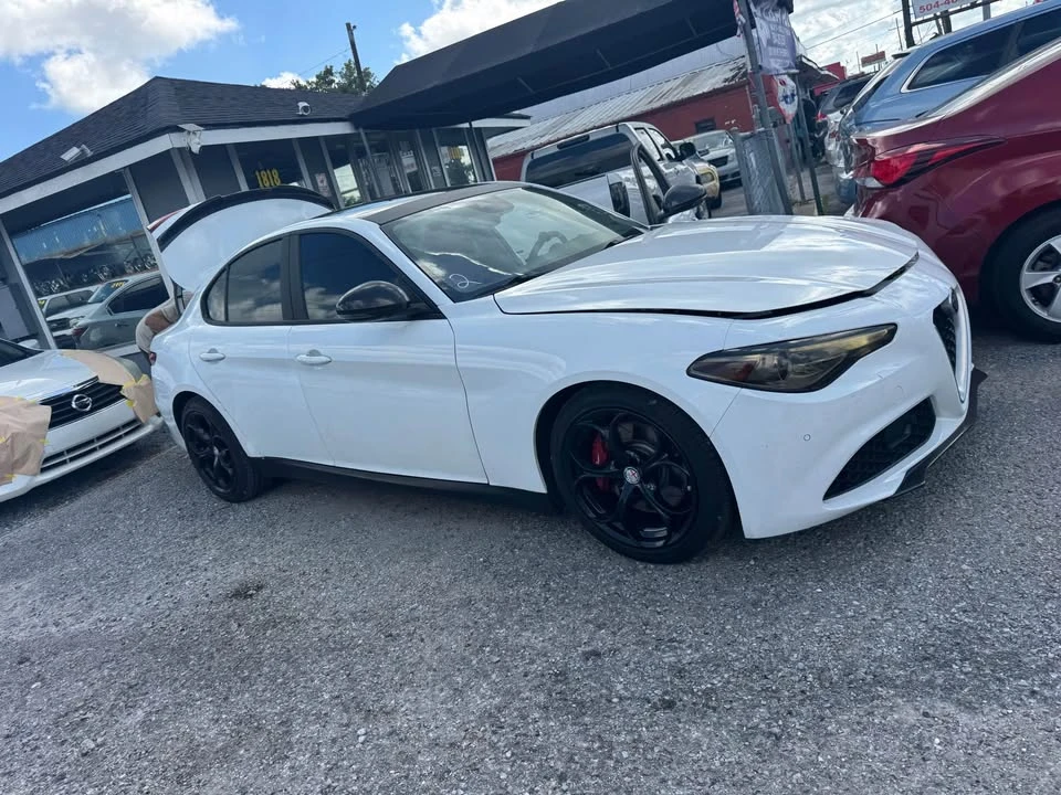 2018 Alfa Romeo Giulia - Image 15 of 16