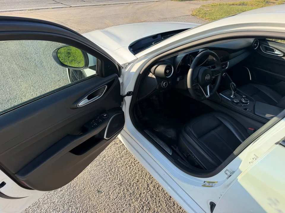 2018 Alfa Romeo Giulia - Image 11 of 13