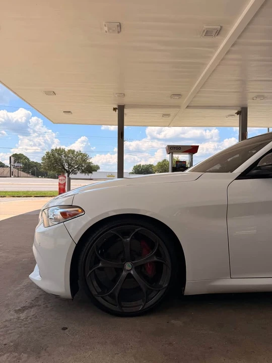 2018 Alfa Romeo Giulia - Image 16 of 19