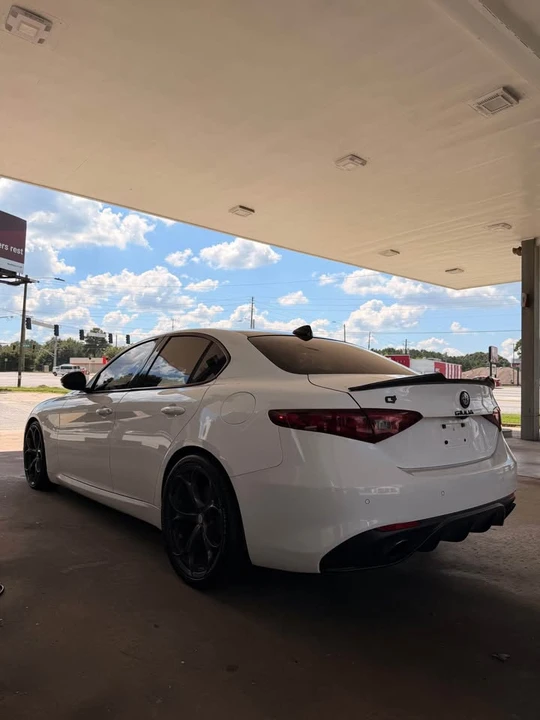 2018 Alfa Romeo Giulia - Image 15 of 19