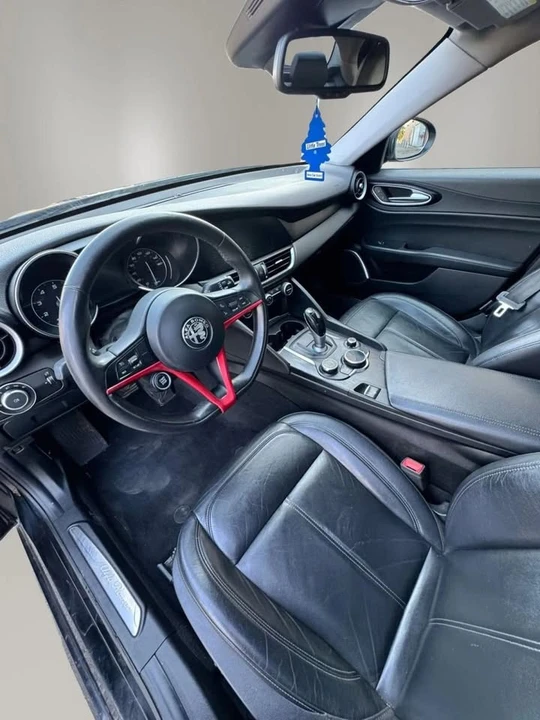 2018 Alfa Romeo Giulia - Image 13 of 20