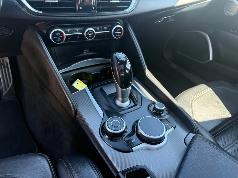 2018 Alfa Romeo Giulia - Image 15 of 16