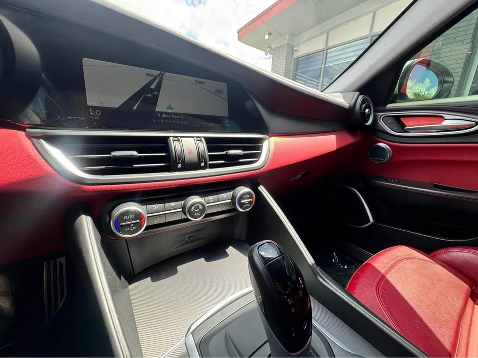 2018 Alfa Romeo Giulia - Image 15 of 17