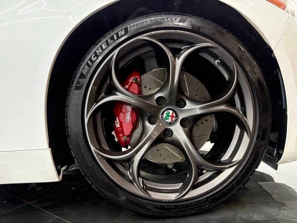 2018 Alfa Romeo Giulia - Image 16 of 20