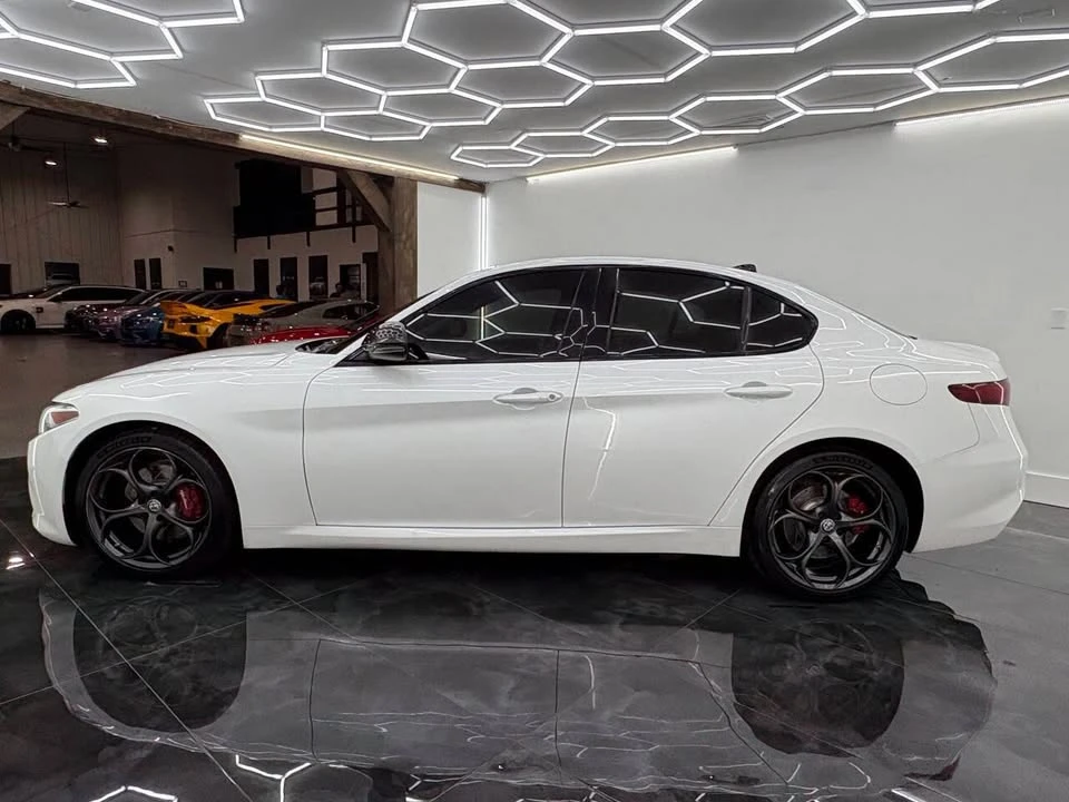 2018 Alfa Romeo Giulia - Image 13 of 20