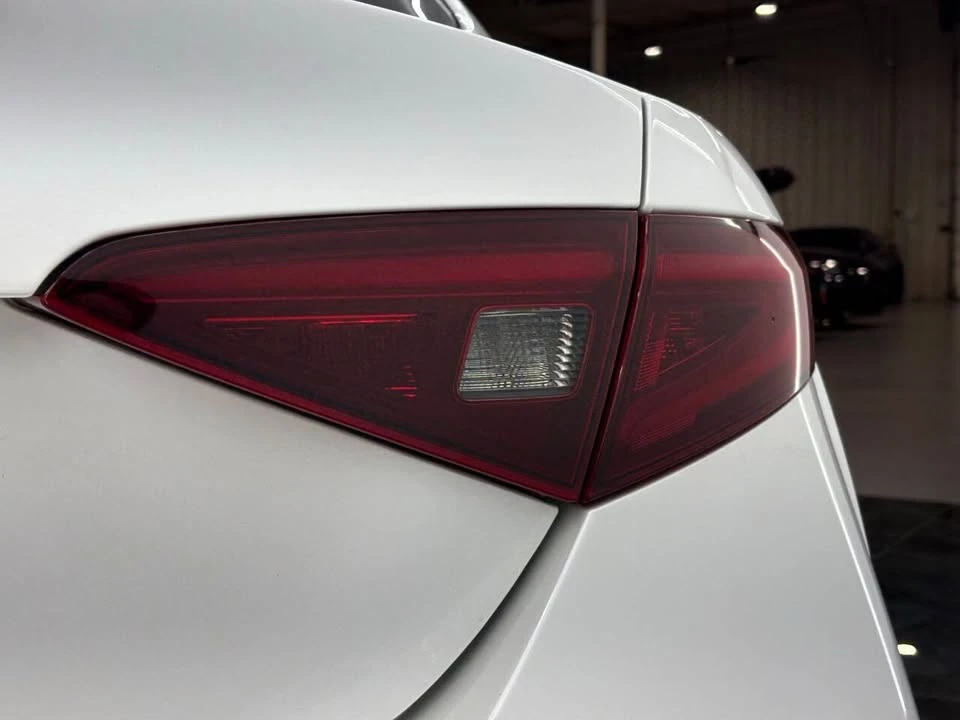 2018 Alfa Romeo Giulia - Image 15 of 20