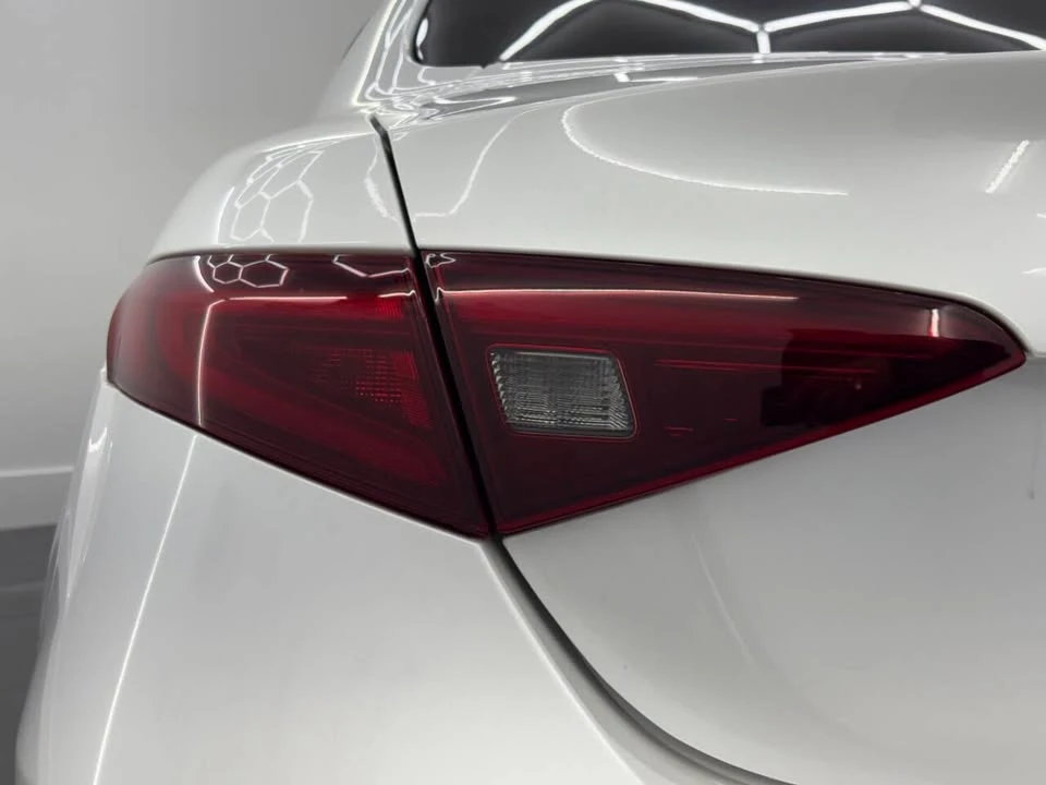 2018 Alfa Romeo Giulia - Image 14 of 20