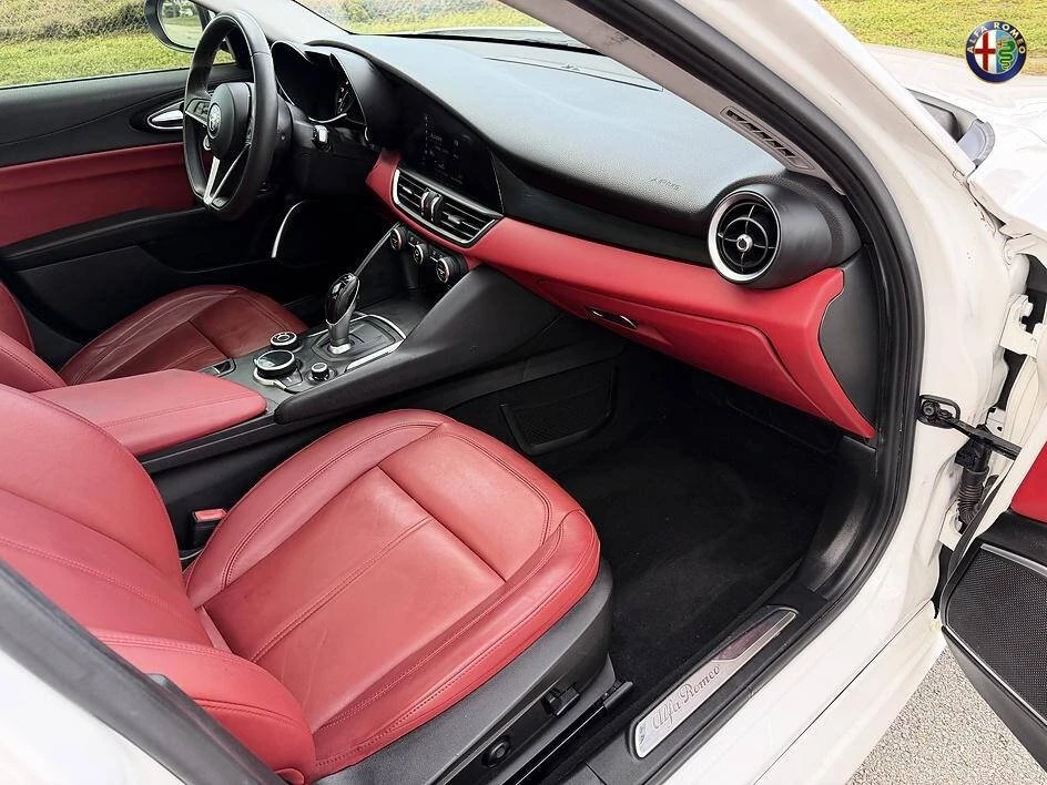 2018 Alfa Romeo Giulia - Image 15 of 20