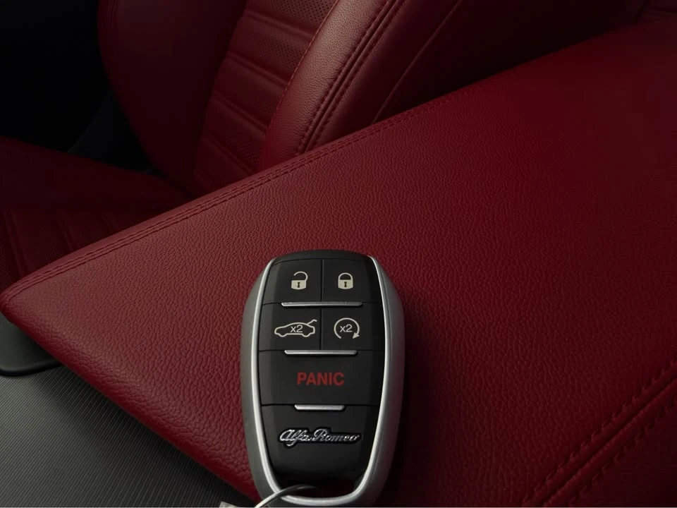 2018 Alfa Romeo Giulia - Image 15 of 15