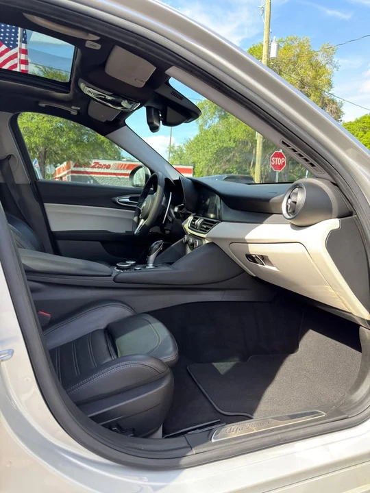 2018 Alfa Romeo Giulia - Image 15 of 20