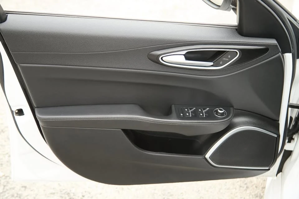 2018 Alfa Romeo Giulia - Image 16 of 20