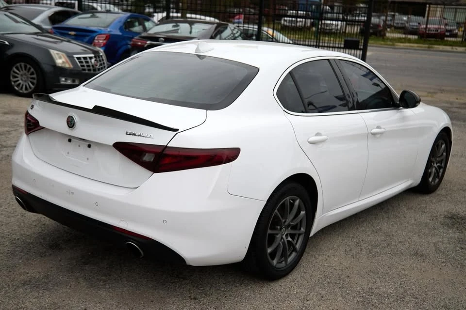 2018 Alfa Romeo Giulia - Image 15 of 20