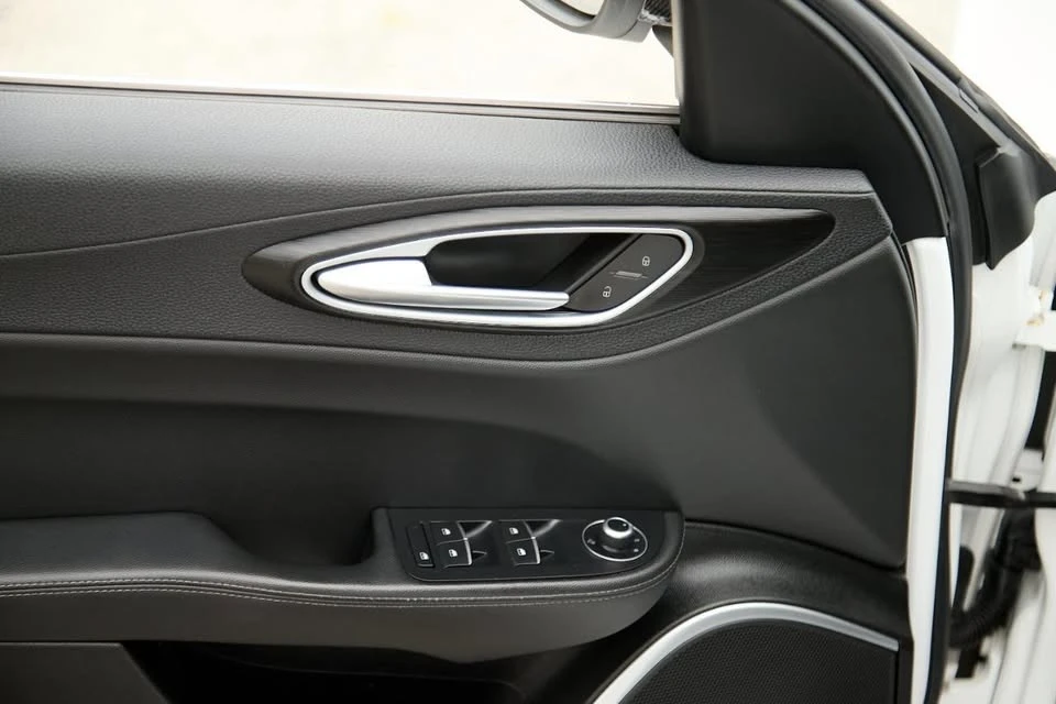 2018 Alfa Romeo Giulia - Image 17 of 20