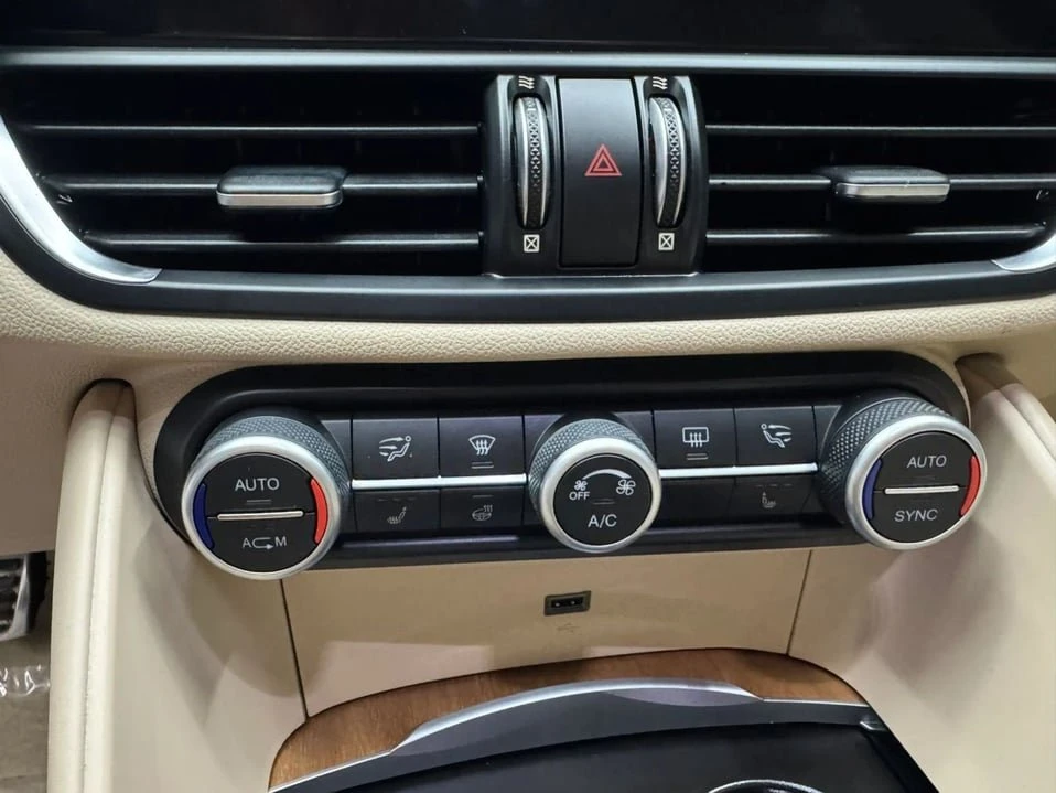 2018 Alfa Romeo Giulia - Image 17 of 20