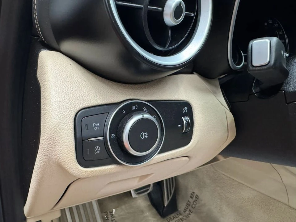 2018 Alfa Romeo Giulia - Image 15 of 20