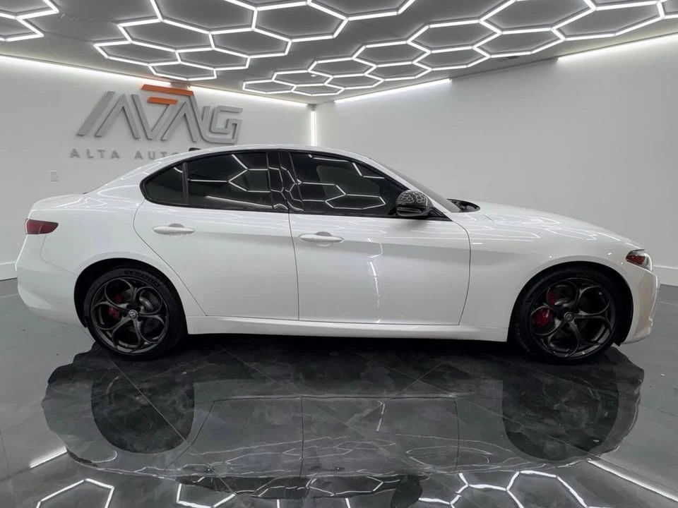 2018 Alfa Romeo Giulia - Image 10 of 20