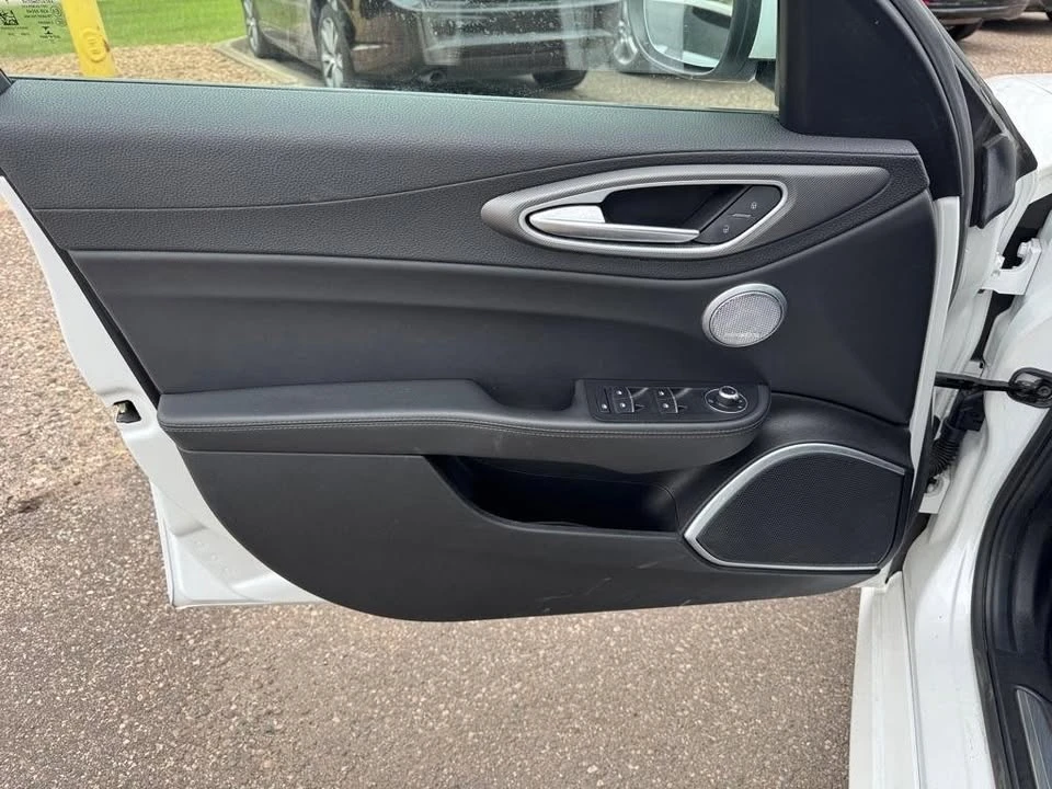 2018 Alfa Romeo Giulia - Image 16 of 20