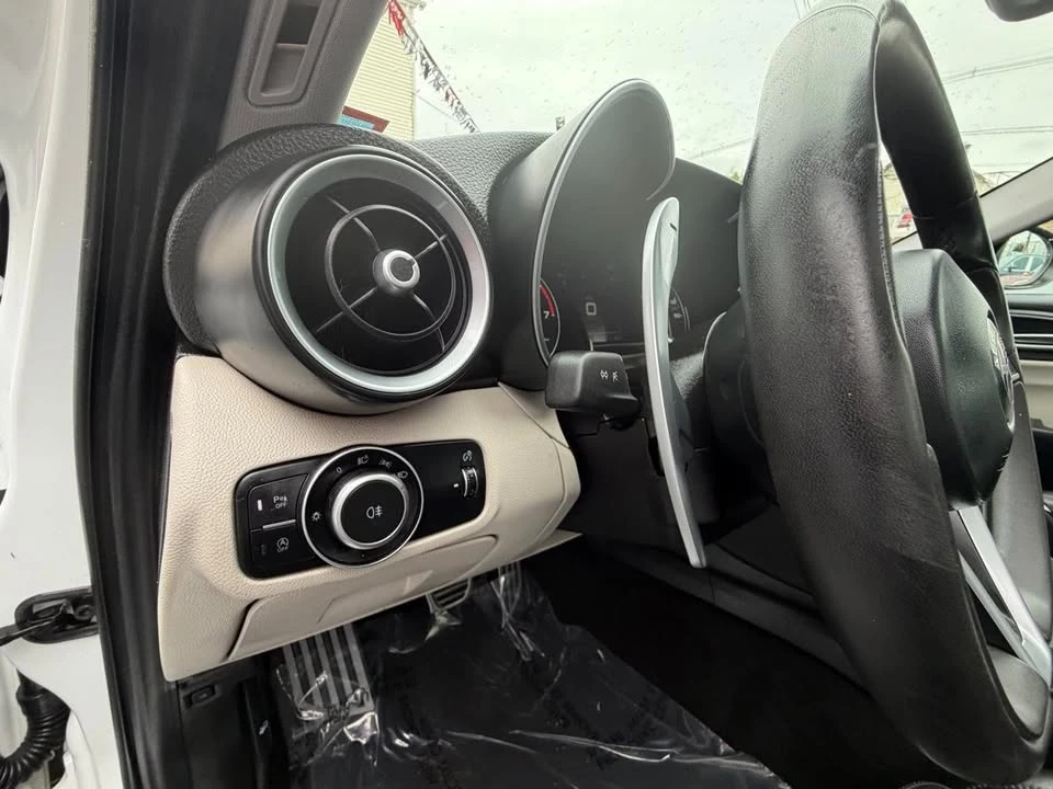 2018 Alfa Romeo Giulia - Image 16 of 20