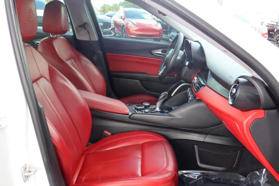 2018 Alfa Romeo Giulia - Image 13 of 19