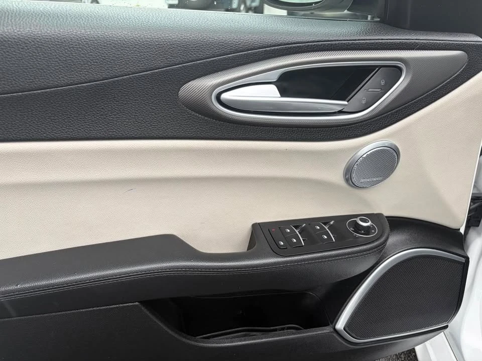 2018 Alfa Romeo Giulia - Image 12 of 20